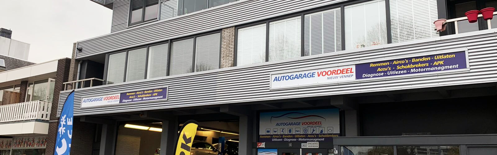 De gevel van Autogarage Voordeel aan de Hoofdweg Oostzijde
