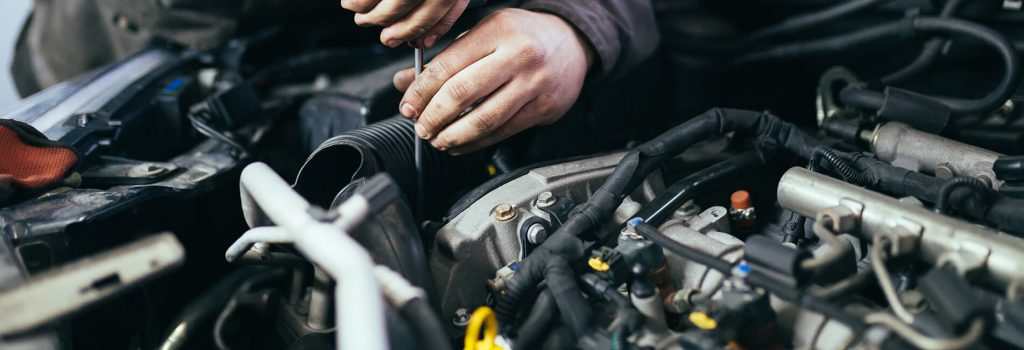 Monteur werkt aan een motor